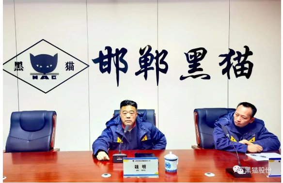 魏明深入一線現(xiàn)場查看生產(chǎn)運(yùn)行、設(shè)備管理、油耗、工藝、質(zhì)量指標(biāo)等情況。