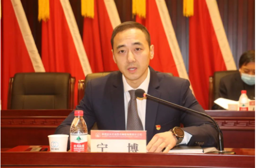 公司副總經(jīng)理寧博主持下午會議，并組織簽訂2023年度經(jīng)濟目標(biāo)責(zé)任書。