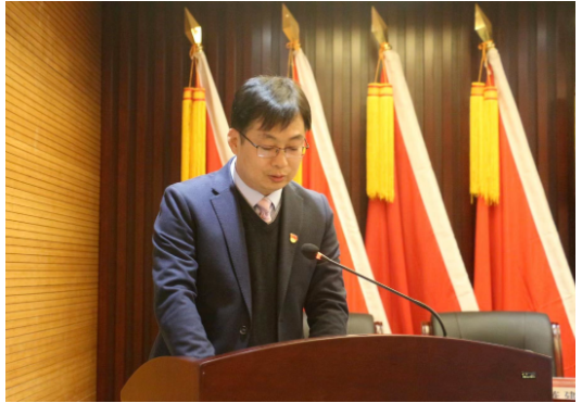 公司副總經(jīng)理魏穩(wěn)戰(zhàn)宣讀了《關(guān)于表彰2022年度先進單位、先進班組、先進個人的決定》《關(guān)于西橡發(fā)展大討論建言獻策獎》，并組織頒獎。