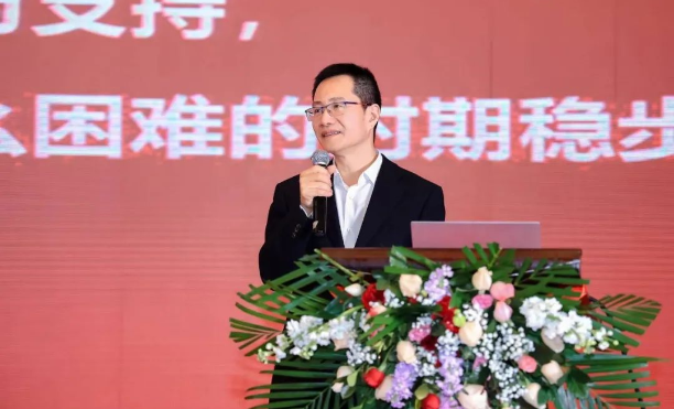 中策橡膠集團高級副總經(jīng)理葛國榮指出，烏卡時代(易變不穩(wěn)定、復雜環(huán)境下)，中策卡客車輪胎將繼續(xù)圍繞零售商來精準實施政策支持、渠道建設支持、供應鏈體系完善、數(shù)字化賦能、集團車隊合作生態(tài)支持等，幫助中策家人在內卷時代突出重圍、持久賺錢。