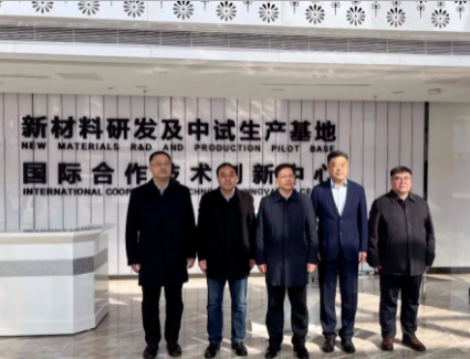 烏海市委書(shū)記唐毅帶領(lǐng)著一行人來(lái)到了青島黑貓研究院。