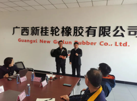 新桂輪公司的全體員工上下一心，抓住市場回暖行業(yè)向好的機遇，開展了“降本增效”為主題的十項改革活動，并取得了顯著成果。公司目前產(chǎn)銷兩旺，二月份的銷售業(yè)績更是創(chuàng)下歷史新高。針對這一突出表現(xiàn)，公司于2月25日召開提案改善表彰大會，對入選的十一項合理化建議提案進行評選，并頒發(fā)一二三等獎。會上，董事長王定杰等公司領(lǐng)導為獲得者團隊頒發(fā)了獎金。