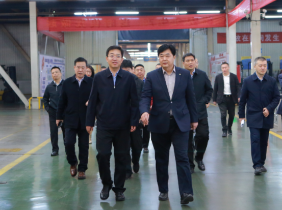 山東省東營市工信局一行到訪了萬達(dá)寶通輪胎進(jìn)行實(shí)地調(diào)研。他們深入了解了該公司的生產(chǎn)制造車間和生產(chǎn)經(jīng)營情況，并對其發(fā)展前景給予了充分的肯定。