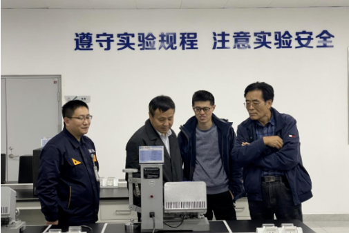 江西耐普礦機(jī)股份有限公司董事長(zhǎng)鄭昊一行到訪青島黑貓研究院進(jìn)行考察。這次考察旨在加強(qiáng)雙方合作，探討新的合作領(lǐng)域，為產(chǎn)業(yè)技術(shù)革新和高質(zhì)量發(fā)展提供更好的支持。