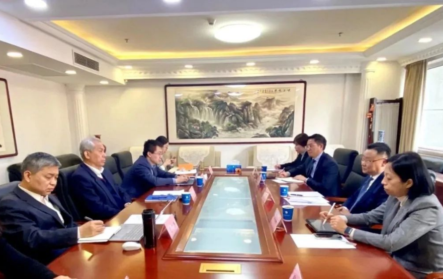 中國石油和化學工業(yè)聯(lián)合會(CPCIF)黨委書記李云鵬近日會見了卡博特公司執(zhí)行副總裁、高性能材料業(yè)務(wù)總裁、亞太區(qū)總裁朱戟一行，雙方就進一步深化合作、共同推進高質(zhì)量發(fā)展等方面進行了充分交流。此次會談在促進中國化工行業(yè)健康持續(xù)、綠色發(fā)展等方面具有重要的意義。