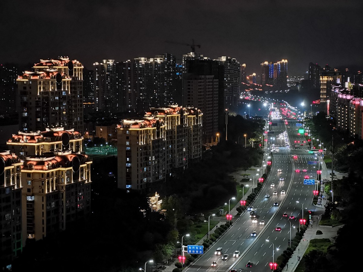 據(jù)中國汽車工業(yè)協(xié)會發(fā)布的數(shù)據(jù)，2023年1月份汽車產(chǎn)銷分別完成159.4萬輛和164.9萬輛，環(huán)比分別下降33.1%和35.5%，同比分別下降34.3%和35%。