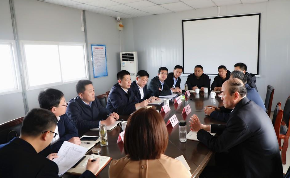 濱州市沾化區(qū)委副書記、區(qū)長趙東率隊前往山東日科橡塑科技有限公司三期項目，就項目建設推進中遇到的問題進行了現(xiàn)場辦公會議。  會上，趙東與相關職能部門研究解決辦法，提出了一系列優(yōu)化營商環(huán)境和要素環(huán)境的建議，力求協(xié)調各部門、優(yōu)化企業(yè)辦事流程，促進企業(yè)高質量發(fā)展。