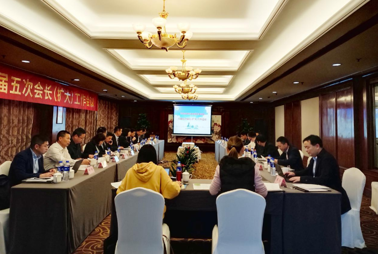 2023年3月10日，寧波涂協(xié)六屆五次會(huì)長(zhǎng)(擴(kuò)大)工作會(huì)議在寧波開(kāi)元名庭大酒店成功召開(kāi)。會(huì)議由吳曉明秘書(shū)長(zhǎng)主持，監(jiān)事會(huì)錢興泉監(jiān)事長(zhǎng)、協(xié)會(huì)黨支部代表和部分理事單位代表列席會(huì)議。