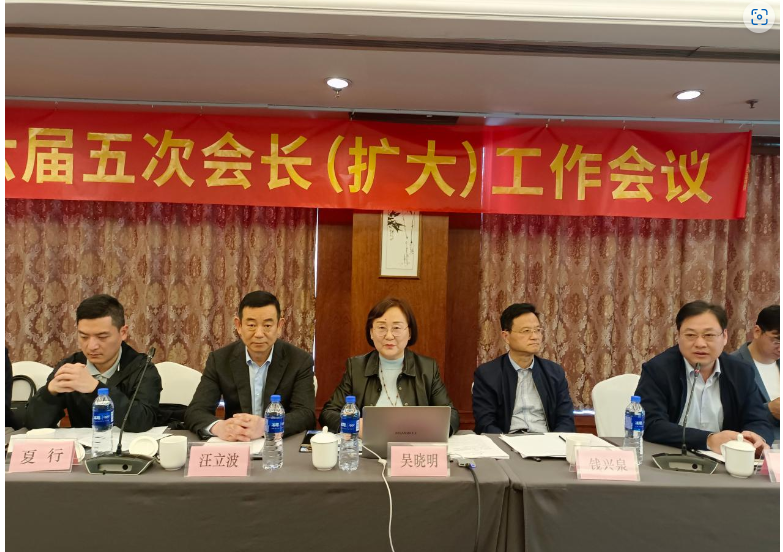 在會(huì)議的征求意見(jiàn)環(huán)節(jié)，大家暢所欲言、統(tǒng)一思想，分享了各自企業(yè)當(dāng)前的情況，并就企業(yè)創(chuàng)新求發(fā)展、練好內(nèi)功、多元化經(jīng)營(yíng)模式等方面提出了各自的想法和建議。大家也就協(xié)會(huì)下步工作計(jì)劃、企業(yè)的需求、難題等展開(kāi)討論，積極為行業(yè)發(fā)展建言獻(xiàn)策，達(dá)成了共識(shí)，并進(jìn)一步明確了協(xié)會(huì)下步的工作思路。