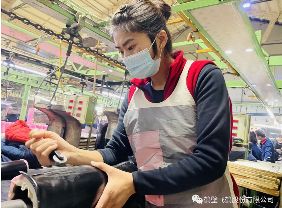 對于2023年，鶴壁飛鶴股份有限公司的董事會報告指出，2023年是二十大開局之年，對勞保行業(yè)來說，也是一個大好機會。要抓住機遇，著眼未來。針對勞保行業(yè)大好局勢，公司要做好調(diào)整銷售策略，保老市場，提安全銷量。嚴(yán)格執(zhí)行各項行之有用的制度、工藝、流程，確保生產(chǎn)用戶滿意的產(chǎn)品!尋求合適工藝，提供機械化水平，降低勞動強度。加強管理，向管理要效益。招聘和培養(yǎng)管理人才和專業(yè)技術(shù)人才，以真才實干、對公司忠誠為標(biāo)準(zhǔn)，造就公司中堅力量。