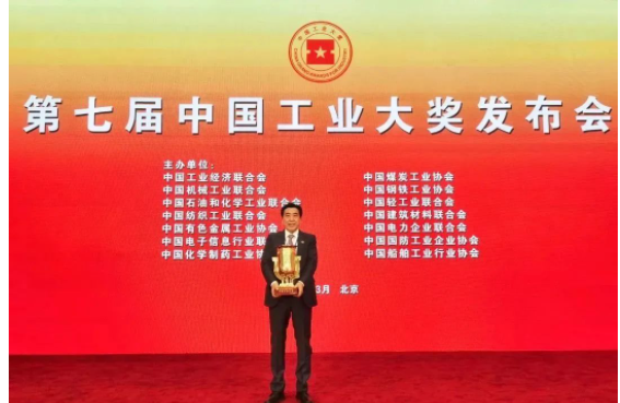 國(guó)橡中心是我國(guó)橡膠輪胎行業(yè)唯一的、最高的科技研發(fā)和創(chuàng)新管理平臺(tái)，由青島科技大學(xué)、軟控股份、賽輪集團(tuán)聯(lián)合承建。長(zhǎng)期以來(lái)，國(guó)橡中心通過(guò)產(chǎn)學(xué)研深度融合和產(chǎn)業(yè)鏈上下游協(xié)同，堅(jiān)持基礎(chǔ)研究。它集成開(kāi)發(fā)了輪胎智能工廠整體解決方案交付數(shù)字化車(chē)間整體方案50余套，具備橡膠全產(chǎn)業(yè)鏈技術(shù)研發(fā)和集成能力，可提供系列裝備和整體技術(shù)方案，面向橡膠輪胎行業(yè)提供橡膠輪胎工廠“交鑰匙”工程。