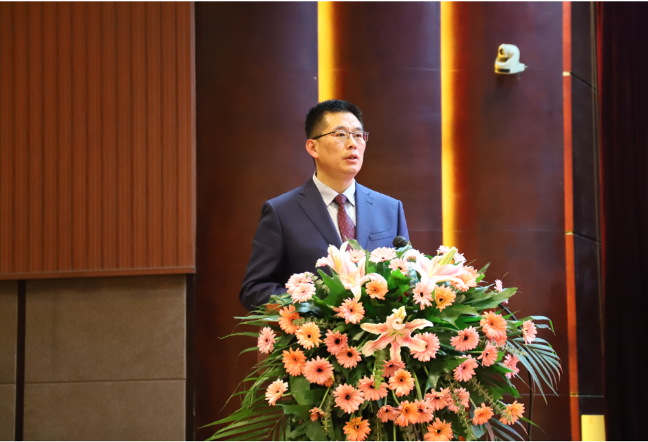 會上，對2022年優(yōu)秀供應(yīng)商進行了表彰。美晨工業(yè)集團董事長王永剛作總結(jié)講話，回顧了公司近三年的經(jīng)營業(yè)績及發(fā)展成果，對各位合作伙伴在與美晨同舟共濟、共克時艱，所做出的積極努力與突出貢獻表示感謝，并對合作伙伴在共創(chuàng)共贏、協(xié)作交流、降本增效、精益管理、產(chǎn)能儲備、誠信廉潔等方面提出了期許。