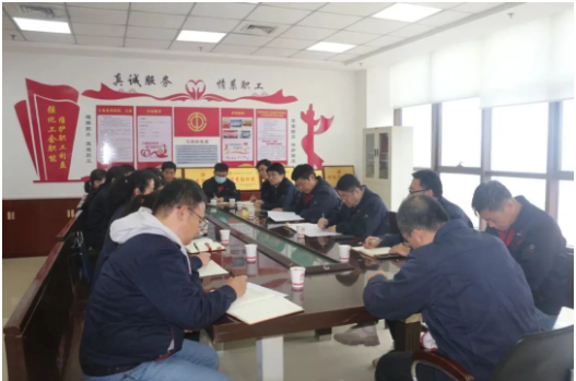  陜西延長石油西北橡膠有限責(zé)任公司總經(jīng)理張航偉到恒準公司調(diào)研指導(dǎo)工作，實地察看實驗室環(huán)境設(shè)施，了解人員結(jié)構(gòu)、工作業(yè)務(wù)、檢測能力等，協(xié)調(diào)解決相關(guān)問題。