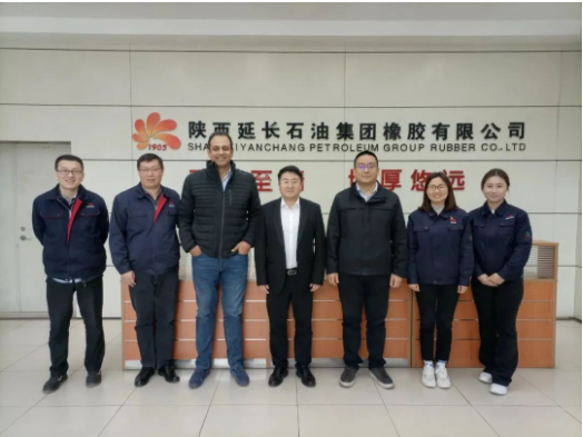 陜西延長石油西北橡膠有限公司于3月18日接待了來自南美的客戶一行兩人。本次交流座談會上，公司總經(jīng)理張航偉、營銷總監(jiān)王國強、外貿(mào)部副部長李丹以及相關人員參加了會議。