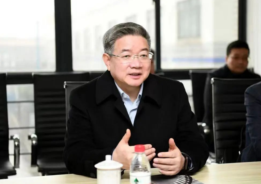 隨后，傅書記一行前往車間現(xiàn)場進行參觀，了解企業(yè)產(chǎn)品生產(chǎn)過程。一行人邊走邊看，途中傅書記鼓勵我們要立足自身優(yōu)勢，堅守主責主業(yè)，加強技術(shù)創(chuàng)新和產(chǎn)品研發(fā)，加快轉(zhuǎn)型發(fā)展步伐。