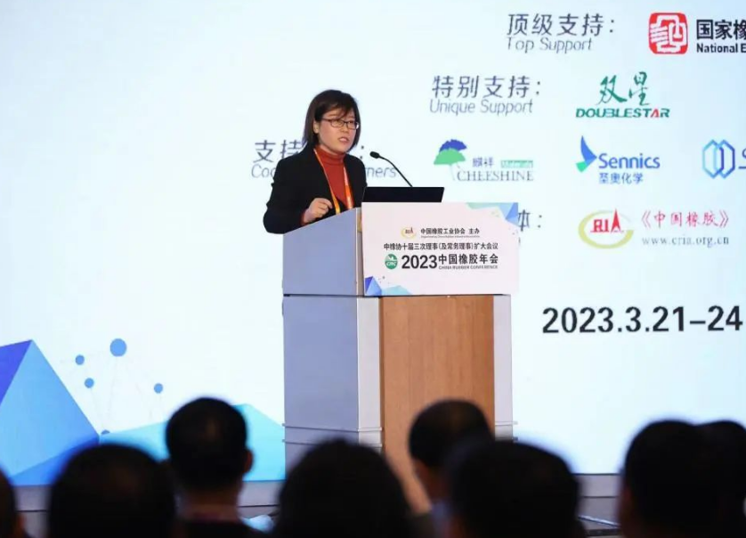 會議伊始，中國橡膠工業(yè)協(xié)會會長徐文英做了2022年中國橡膠工業(yè)協(xié)會工作匯報及2023年工作計劃。徐文英表示，2022年，協(xié)會持續(xù)服務企業(yè)，解決行業(yè)難點問題，做好企業(yè)與政府的溝通橋梁，并加強協(xié)會內(nèi)部自身建設。2023年，基礎工作之外，協(xié)會還將積極組織海外考察，推動雙碳目標實施，推動行業(yè)評價體系制定等。徐文英還呼吁要改變觀念，從數(shù)量規(guī)模效益轉往質量發(fā)展，期待行業(yè)打破邊界，積極跨界協(xié)同，實現(xiàn)共生共榮。