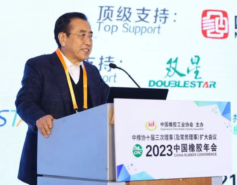 中國橡膠工業(yè)協(xié)會高級副會長、主席團企業(yè)執(zhí)行主席國家橡膠與輪胎工程技術研究中心主任，賽輪集團股份有限公司黨委書記、名譽董事長袁仲雪做大會主旨發(fā)言。袁仲雪認為，在國際市場矛盾突出的復雜環(huán)境下，企業(yè)應在不確定環(huán)境下，做好確定的事情。對此，企業(yè)應抓好科技創(chuàng)新、生產(chǎn)工藝創(chuàng)新、智能化/無人化創(chuàng)新、節(jié)能環(huán)保創(chuàng)新、服務用戶創(chuàng)新、人才培養(yǎng)創(chuàng)新，以此推動自身高質量發(fā)展。