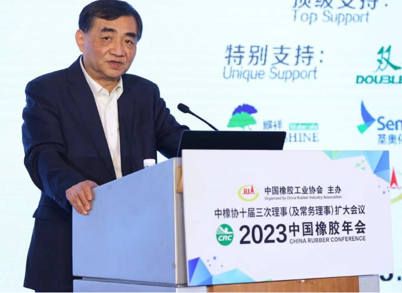 中策橡膠集團股份有限公司董事長、中國橡膠工業(yè)協(xié)會高級副會長沈金榮對2023年中國橡膠行業(yè)形勢進行了分析，并解讀了當前所面臨的難點熱點問題。他指出，中國制造業(yè)由于環(huán)保支出及生產(chǎn)成本的提升，以及天膠關稅問題遲遲沒有解決，正在喪失“中國制造”的優(yōu)勢。他強調，中國產(chǎn)業(yè)鏈配套最完整，生態(tài)環(huán)境已經(jīng)發(fā)生了重大變化，從業(yè)者們只能加倍努力，以正面變化沖消負面因素。