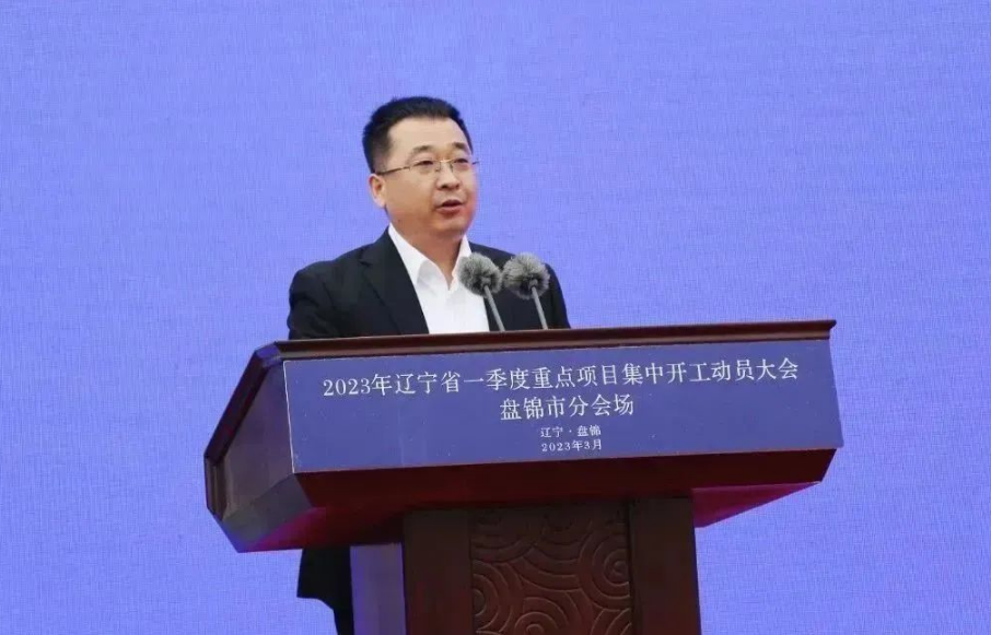 盤錦伊科思總經(jīng)理李云濤作為企業(yè)家代表致辭，對碳五低碳綜合利用綠色新材料項(xiàng)目的開工表示了感謝和祝福。這標(biāo)志著盤錦伊科思公司的碳五低碳綜合利用綠色新材料項(xiàng)目正式進(jìn)入實(shí)質(zhì)性建設(shè)階段。這個(gè)項(xiàng)目的成功實(shí)施，將為中國的輪胎產(chǎn)業(yè)和綠色制造做出積極貢獻(xiàn)。