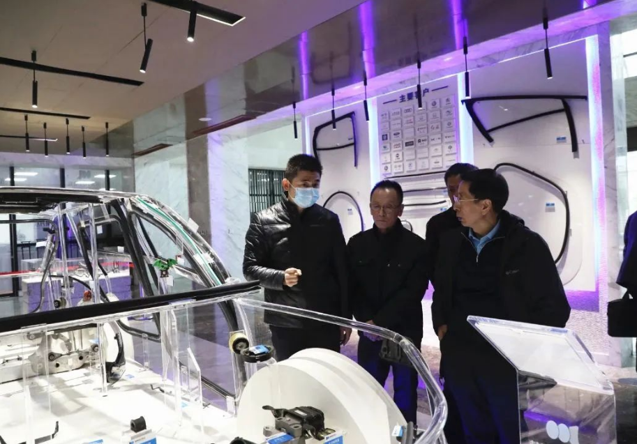 吳衛(wèi)東博士一行先后參觀了建新總部產(chǎn)品展廳，試驗(yàn)中心(CNAS認(rèn)可試驗(yàn)室)，膠管公司，減震、高分子、密封條梅橋工廠，實(shí)地考察建新的自動(dòng)化生產(chǎn)線、智能化生產(chǎn)設(shè)備、橡膠原材料存儲(chǔ)環(huán)境、Audit匹配室及產(chǎn)品的生產(chǎn)工藝和流程等。期待建新繼續(xù)在汽車零部件領(lǐng)域深耕，聚焦主業(yè)實(shí)業(yè)，打造成為世界級(jí)科研領(lǐng)先的智能生態(tài)系統(tǒng)優(yōu)質(zhì)服務(wù)平臺(tái)。