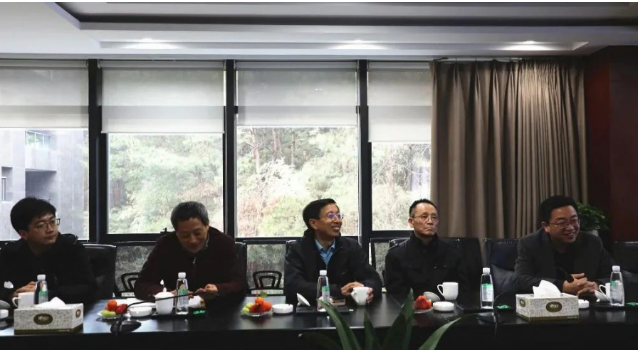 建新工會(huì)主席陳春學(xué)表示，建新與高校的產(chǎn)學(xué)研合作項(xiàng)目融洽且取得良好成效，希望后續(xù)與北化的科研團(tuán)隊(duì)進(jìn)行深入合作。借助科研團(tuán)隊(duì)力量，使建新橡膠材料在配方、性能與新材料應(yīng)用等方面進(jìn)一步突破與創(chuàng)新，加速推動(dòng)企業(yè)研發(fā)生產(chǎn)能力再上新臺(tái)階，進(jìn)一步提升行業(yè)核心競(jìng)爭(zhēng)力。