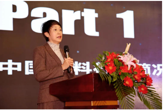 在演講中，孫蓮英呼吁行業(yè)同仁緊抓政策落地，將國家發(fā)展宏偉藍(lán)圖轉(zhuǎn)為企業(yè)施工圖，集中力量推動(dòng)高質(zhì)量發(fā)展。她強(qiáng)調(diào)，調(diào)查研究是謀事之基、成事之道，企業(yè)應(yīng)多調(diào)查、多研究，持續(xù)加強(qiáng)產(chǎn)品創(chuàng)新以及品牌建設(shè)。同時(shí)，面對多級(jí)挑戰(zhàn)和疫情對經(jīng)濟(jì)的影響，企業(yè)可以以“穩(wěn)字當(dāng)頭、穩(wěn)中求進(jìn)，宏觀政策、擴(kuò)大需求、改革創(chuàng)新、防范化解風(fēng)險(xiǎn)”為基本方針。
