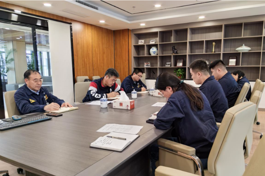 會(huì)上，王宏及各研發(fā)項(xiàng)目組長(zhǎng)就青島黑貓近期的研發(fā)進(jìn)度及新產(chǎn)品的推廣銷售情況展開匯報(bào)。魏明充分肯定了青島黑貓研發(fā)工作方面的努力，并對(duì)青島黑貓新產(chǎn)品表示支持，青島黑貓要充分發(fā)揮科技研發(fā)實(shí)力，為股份公司創(chuàng)造更大利潤(rùn)價(jià)值，實(shí)現(xiàn)企業(yè)高質(zhì)量發(fā)展新篇章。