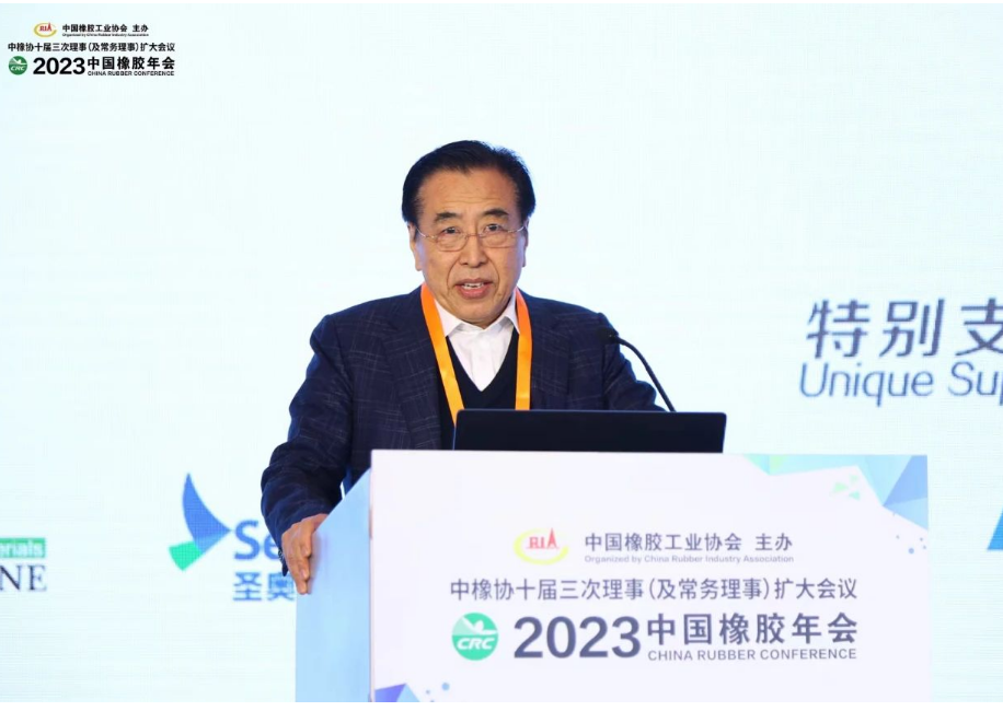 近日，中國橡膠工業(yè)協(xié)會十屆三次理事(及常務理事)擴大會議在山東青島隆重舉行。會上，中國橡膠工業(yè)協(xié)會高級副會長、主席團企業(yè)執(zhí)行主席、國家橡膠與輪胎工程技術研究中心主任、賽輪集團股份有限公司黨委書記、名譽董事長袁仲雪作了《企業(yè)首先要做好確定的事》的發(fā)言報告。