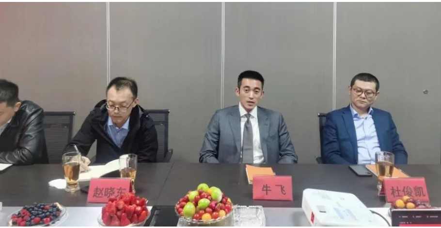 在張緒艮的陪同下，牛飛一行參觀了企業(yè)輪胎倉庫及辦公樓。隨后，雙方在會議室，進行有關(guān)座談交流。