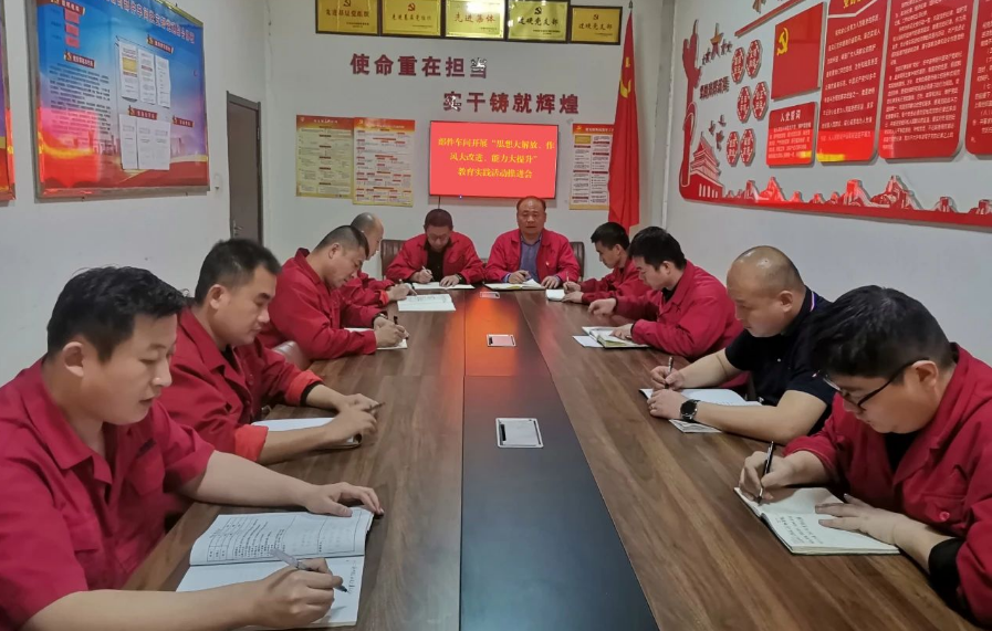 該車(chē)間采用車(chē)間管理人員“自己找、員工提”等方式，組織員工座談交流，傾聽(tīng)一線(xiàn)員工對(duì)車(chē)間班子管理上的意見(jiàn)建議，并形成清單，針對(duì)提出的問(wèn)題做到立行立改。