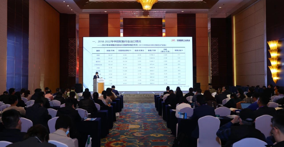 中國橡膠工業(yè)協(xié)會主辦的“2023中國橡膠年會”進(jìn)入第二天議程。會上，五位發(fā)言人就市場縱覽主題進(jìn)行了精彩的報告。內(nèi)容涉及我國乘用車替換胎市場需求增速、新能源車滲透率、歐盟及英國TBR“雙反”復(fù)審應(yīng)對、全球OTR輪胎市場展望等。
