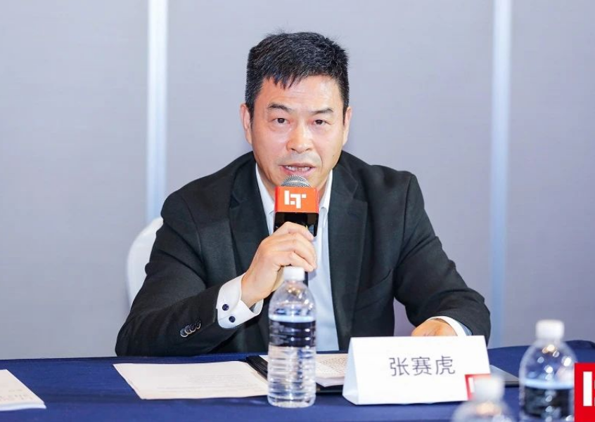 在大會(huì)G20領(lǐng)袖峰會(huì)上，薩馳智能高級(jí)副總裁張賽虎發(fā)表重要演講，向參會(huì)的領(lǐng)導(dǎo)和同仁分享了薩馳智能在智能產(chǎn)線、智慧工廠一站式整體解決方案和服務(wù)方面積累的經(jīng)驗(yàn)，以及未來的發(fā)展方向和思路。他強(qiáng)調(diào)，薩馳智能將始終堅(jiān)持創(chuàng)新驅(qū)動(dòng)戰(zhàn)略，聚焦高端核心裝備制造、高效供應(yīng)鏈和優(yōu)質(zhì)客戶服務(wù)的數(shù)字化智能產(chǎn)線高質(zhì)量發(fā)展戰(zhàn)略，為更多行業(yè)的企業(yè)邁向數(shù)智物流、實(shí)現(xiàn)數(shù)字化轉(zhuǎn)型提供更好的服務(wù)。