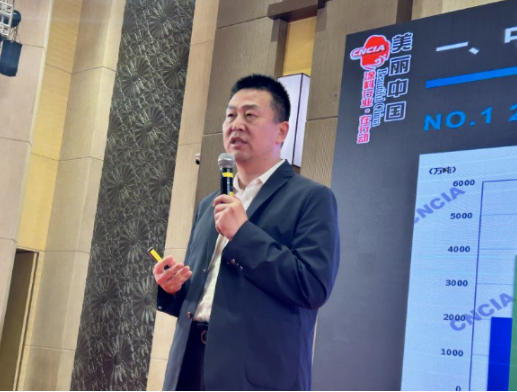 中國涂料工業(yè)協(xié)會(huì)秘書長劉杰作為論壇嘉賓之一，提出了中國涂料行業(yè)的趨勢及寧波涂料產(chǎn)業(yè)發(fā)展建議。他認(rèn)為，未來涂料行業(yè)將由發(fā)展大范圍增量的時(shí)代轉(zhuǎn)變?yōu)榉€(wěn)中求進(jìn)。他預(yù)測，未來5-10年，低VOCs含量的涂料以及溶劑型高固體分涂料將是發(fā)展的趨勢。同時(shí)，他建議寧波涂料企業(yè)積極順應(yīng)行業(yè)發(fā)展趨勢，以綠色、專業(yè)、精細(xì)、高效實(shí)現(xiàn)穩(wěn)中求進(jìn)發(fā)展之路。