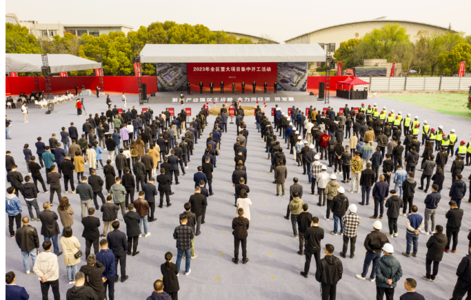 近日，富陽舉行了2023年全區(qū)重大項(xiàng)目集中開工活動。區(qū)委書記吳玉鳳宣布“2023年全區(qū)重大項(xiàng)目集中開工”。區(qū)領(lǐng)導(dǎo)謝漸升、徐林亮、張霖、何獻(xiàn)忠、許玉鈞、趙驪中參加了開工儀式。