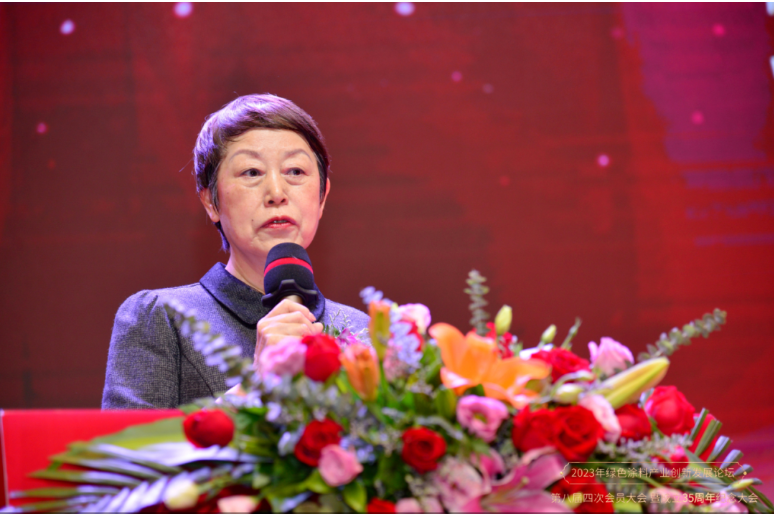 會上，中國涂料工業(yè)協(xié)會名譽會長孫蓮英、福建省標準化研究院所長梁靜、福建省石油化工行業(yè)協(xié)會秘書長郭輝、漳州市國有程溪農(nóng)場黨委書記李曉川及福建省涂料工業(yè)協(xié)會領導上臺揭幕。梁靜所長針對《仿石涂料生產(chǎn)、工藝團體標準》作深入解釋，強調(diào)了團體標準的重要性，該標準填補新技術(shù)、新產(chǎn)業(yè)、新領域等標準空白，對于主導行業(yè)的發(fā)展有著重要作用。