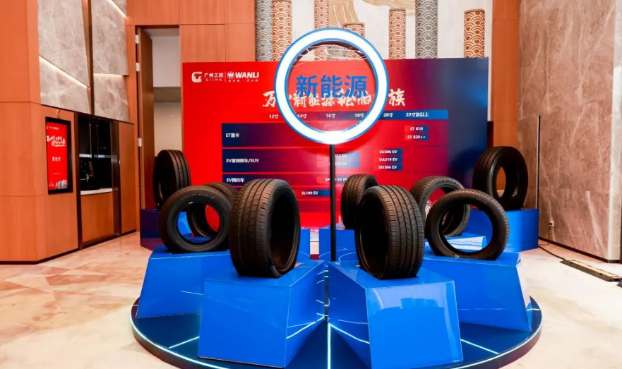 萬力表示，2023年，國內(nèi)新能源車市場競爭呈現(xiàn)白熱化趨勢，使用場景不斷拓寬。萬力輪胎準(zhǔn)確把握新能源車輪胎市場變化形勢，基于多年新能源產(chǎn)品研發(fā)經(jīng)驗，十年磨一劍，從用戶需求入手，打造新能源時代的專屬好產(chǎn)品。
