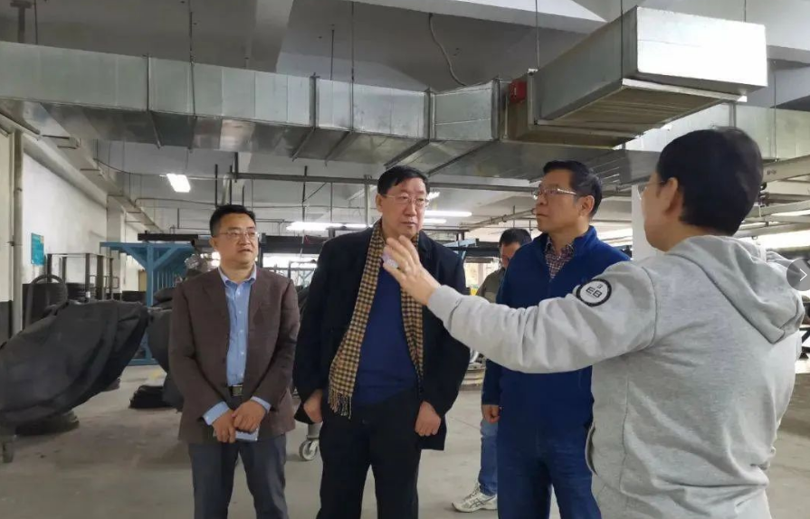 在二樓大廳，大家共同觀看了輪胎翻新宣傳片以及智能管理系統(tǒng)視頻資料。張秀麗詳細(xì)為李會(huì)長(zhǎng)一行介紹了智能管理系統(tǒng)的目的以及各項(xiàng)功能等。接著，大家共同參觀了鄭州萬(wàn)通輪胎文化園，并參觀了翻新研發(fā)室。張秀麗詳細(xì)講解了輪胎的價(jià)值，稱(chēng)一條輪胎完磨后只能發(fā)揮出30%的價(jià)值，其余70%的價(jià)值在于胎體。萬(wàn)通采用普利司通的多次翻新工藝，翻新胎的胎面膠使用里程可達(dá)25到30萬(wàn)公里，同樣具有普利司通新胎的性能。張秀麗表示，翻新和智能管理系統(tǒng)項(xiàng)目符合當(dāng)代的創(chuàng)新趨勢(shì)，是發(fā)展循環(huán)經(jīng)濟(jì)綠色經(jīng)濟(jì)，可有效降低車(chē)輛事故，實(shí)現(xiàn)數(shù)字化轉(zhuǎn)型。