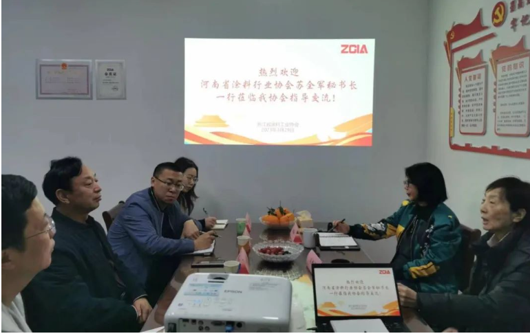 為加強(qiáng)兄弟協(xié)會(huì)之間的溝通，河南省涂料行業(yè)協(xié)會(huì)秘書(shū)長(zhǎng)蘇全軍一行4人于3月29日下午蒞臨浙江省涂料工業(yè)協(xié)會(huì)走訪學(xué)習(xí)。雙方就理事會(huì)建設(shè)、秘書(shū)處管理、服務(wù)政府及團(tuán)體標(biāo)準(zhǔn)等方面進(jìn)行交流，并分享各自的心得體會(huì)。