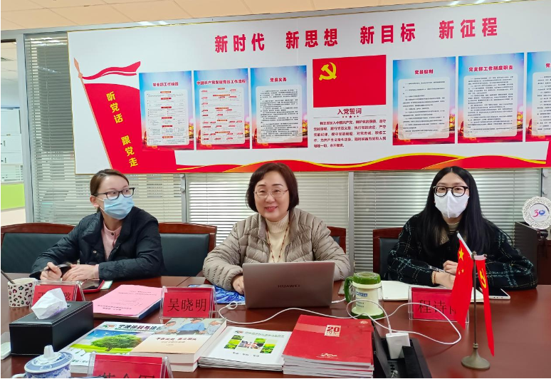 吳曉明秘書長以PPT的形式對寧波涂料行業(yè)現(xiàn)狀，協(xié)會(huì)秘書處精細(xì)化管理、如何通過“協(xié)會(huì)服務(wù)平臺(tái)”精準(zhǔn)對接服務(wù)企業(yè)、團(tuán)體標(biāo)準(zhǔn)工作等內(nèi)容作了介紹和分享，使河南涂協(xié)一行對協(xié)會(huì)及寧波涂料行業(yè)的發(fā)展進(jìn)行了直觀和深入的了解。