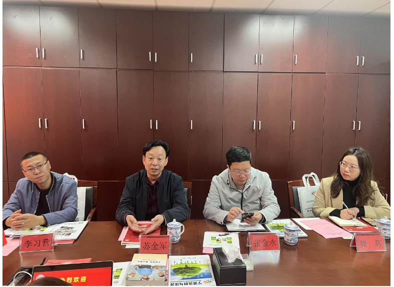 河南涂協(xié)蘇全軍秘書長首先對吳曉明秘書長將自身從事協(xié)會(huì)多年的工作經(jīng)驗(yàn)傾囊相授表示感謝，尤其是對平臺(tái)賦能企業(yè)發(fā)展、精準(zhǔn)服務(wù)企業(yè)、內(nèi)部精細(xì)化管理、黨建工作等方面作了重點(diǎn)介紹深有感受，寧波涂協(xié)務(wù)實(shí)接地氣，在服務(wù)上真正設(shè)身處地的為會(huì)員企業(yè)著想!寧波涂協(xié)的這些工作成績和經(jīng)驗(yàn)得到河南涂協(xié)一行一致認(rèn)同。