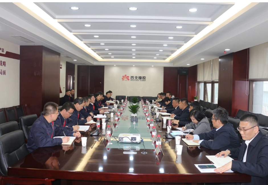 延長石油物資集團公司執(zhí)行董事、總經理李曉恒一行到訪西橡公司，就物資采供和營銷貿易等業(yè)務進行交流座談。座談會上，公司采購、銷售、財務等相關部門負責人同物資集團相關負責人圍繞內部互供、物資管理及營銷貿易等工作進行了深入探討和交流答疑。