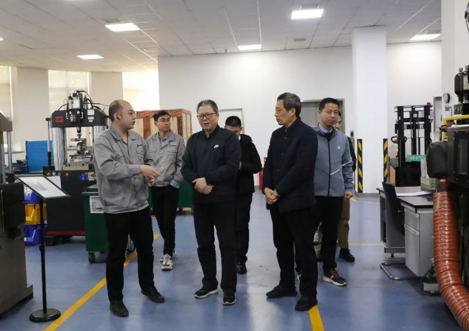 寧波市科協(xié)原主席陳文輝、副主席施英等一行日前到訪建新趙氏科技有限公司進(jìn)行指導(dǎo)。