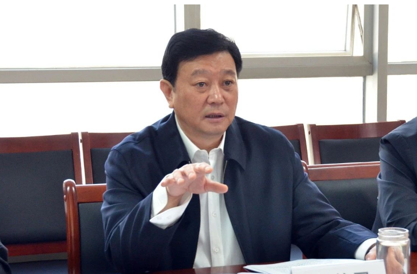 劉普軍會(huì)長(zhǎng)首先對(duì)李玉俊副市長(zhǎng)一行的來訪表示熱烈歡迎。他指出，中國(guó)涂料行業(yè)堅(jiān)定正確的政治方向，全面貫徹新發(fā)展理念，加快構(gòu)建新發(fā)展格局。目前中國(guó)涂料產(chǎn)業(yè)的發(fā)展布局尚不均衡，長(zhǎng)三角、珠三角地區(qū)相對(duì)成熟，東北地區(qū)還有待開發(fā)。中國(guó)涂料工業(yè)協(xié)會(huì)將會(huì)大力支持牡丹江涂料產(chǎn)業(yè)的崛起，助力推動(dòng)牡丹江乃至東北地區(qū)的經(jīng)濟(jì)發(fā)展。相信東北地區(qū)一定會(huì)在各級(jí)黨委、政府的領(lǐng)導(dǎo)下，砥礪前行、重現(xiàn)輝煌。