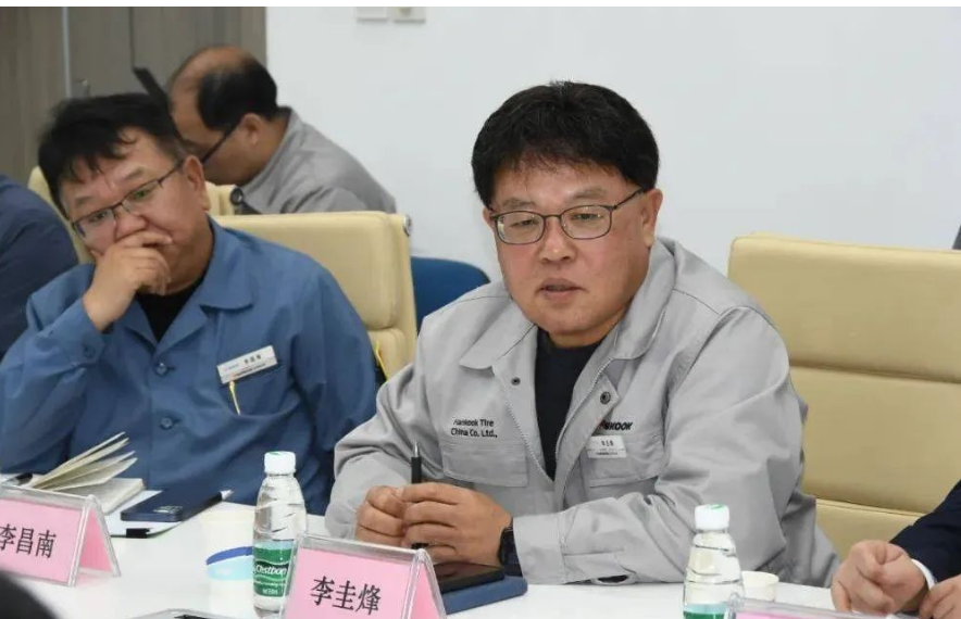 座談會上，李圭烽向盛榮生一行介紹了韓泰輪胎江蘇工廠的發(fā)展沿革、產(chǎn)品規(guī)格、產(chǎn)能概況、產(chǎn)品認證、產(chǎn)線管理技術等方面內(nèi)容。