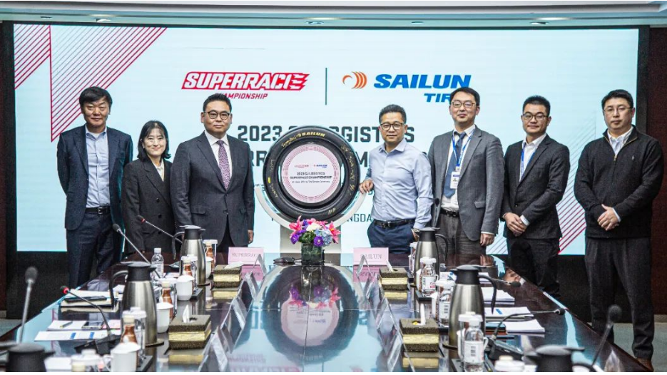 賽輪集團(tuán)與韓國(guó)SUPERRACE公司在青島舉行“2023年CJ LOGISTIC SUPERRACE CHAMPIONSHIP”賽事簽約儀式，賽輪集團(tuán)成為韓國(guó)最大賽事“CJ SUPERRACE GT CLASS”的獨(dú)家輪胎供應(yīng)商，這標(biāo)志著賽輪集團(tuán)賽事胎在國(guó)際化市場(chǎng)的開(kāi)拓上邁出了堅(jiān)實(shí)的一步。