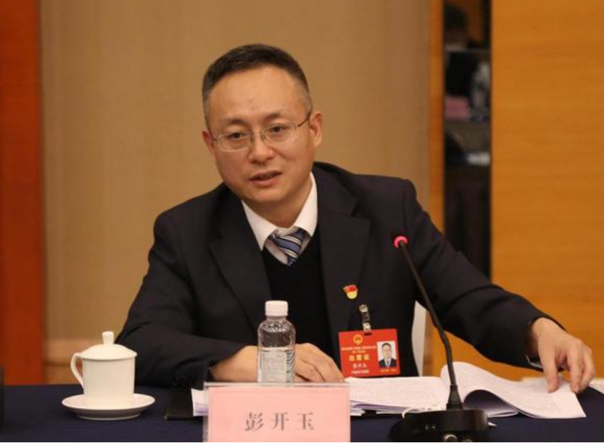 貴州輪胎黨委書記、董事長黃舸舸表示，貴州輪胎將緊密圍繞輪胎制造產(chǎn)業(yè)的鋼簾線需求，通過產(chǎn)業(yè)創(chuàng)新和優(yōu)勢互補，逐步填補貴州在輪胎鋼簾線領域的技術(shù)、產(chǎn)品和產(chǎn)業(yè)空白，并最終形成“簾線鋼盤條制造—鋼簾線制品加工—輪胎鋼簾線使用”的完整產(chǎn)業(yè)鏈。