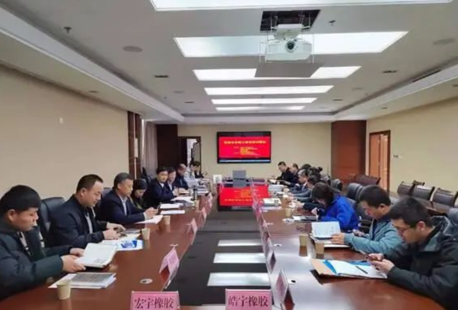 東營(yíng)市人社局、東營(yíng)市工信局、東營(yíng)職業(yè)學(xué)院和東營(yíng)科技職業(yè)學(xué)院聯(lián)合召開了“輪胎企業(yè)招工政企校對(duì)接會(huì)”，這是該市今年以來(lái)的首場(chǎng)專項(xiàng)對(duì)接活動(dòng)。此次活動(dòng)旨在幫助解決該市橡膠輪胎企業(yè)的用工問(wèn)題。