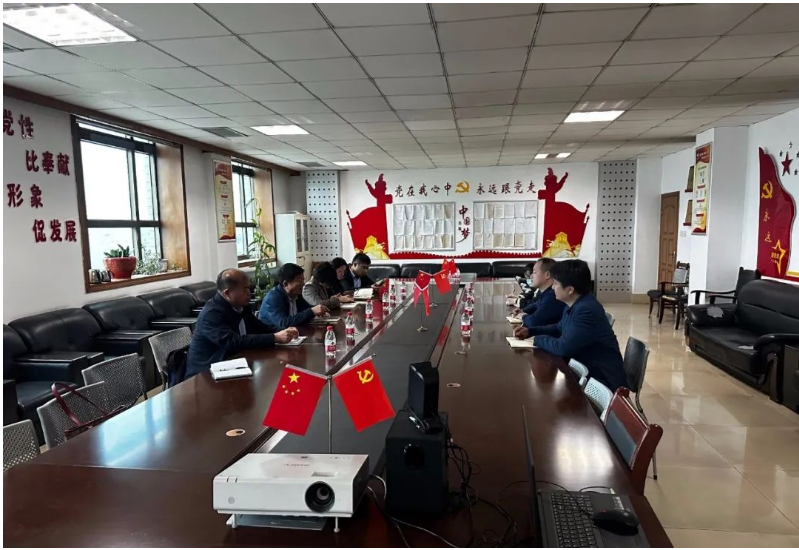 在此基礎(chǔ)上，該市兩家職業(yè)學(xué)院負(fù)責(zé)招生就業(yè)的同志與11家有用工需求的企業(yè)進(jìn)行面對(duì)面的現(xiàn)場(chǎng)對(duì)接。雙方進(jìn)行了逐一的雙向選擇，共達(dá)成用工需求意向533個(gè)，為企業(yè)用工提供了精準(zhǔn)服務(wù)。