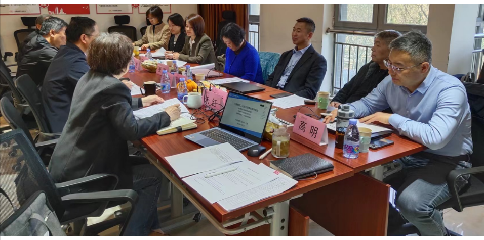 中國橡膠工業(yè)協(xié)會于上周在北京主持召開了團體標準送審稿的審查會，審查的三項標準分別是《自然硫化丁基橡膠防腐襯里》、《浸膠簾子布克重試驗方法》以及《鋼簾線單位產(chǎn)品能源消耗限額》。