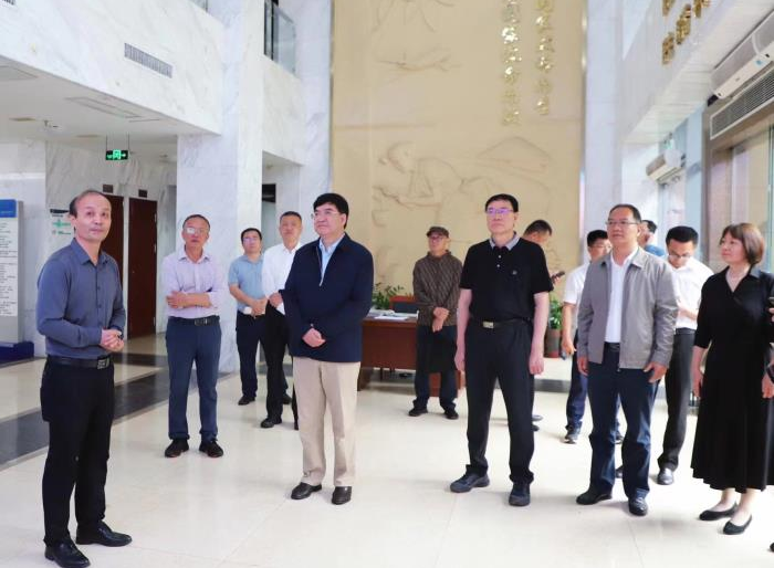 云南省政協(xié)副主席李學(xué)林一行到橡膠所調(diào)研了解海南省天然橡膠產(chǎn)業(yè)發(fā)展情況。中國(guó)熱科院副院長(zhǎng)張以山陪同調(diào)研。